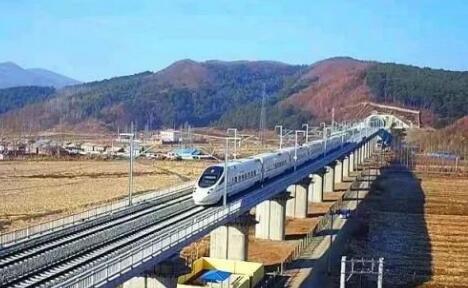 穿戈壁 越凍土 跨海洋 中國高鐵馳騁多樣環境