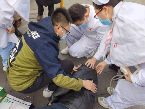 老人突然昏厥倒地 義診醫護人員及時施救