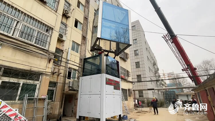 52秒丨德州首個獲批的老樓加裝電梯項目開工 居民：終于不爬樓了 心里可高興了