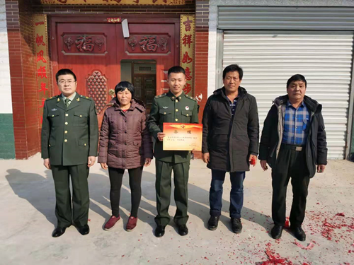 磨山：為優秀士兵家屬送去喜報