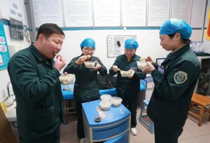 德州市第七人民醫院領導慰問除夕值守人員和住院患者