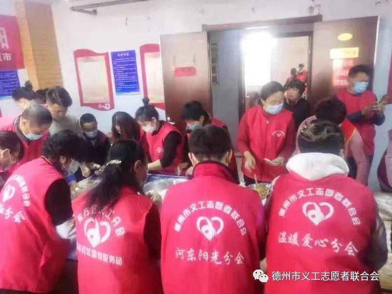 大年三十包餃子 愛心助老送溫暖