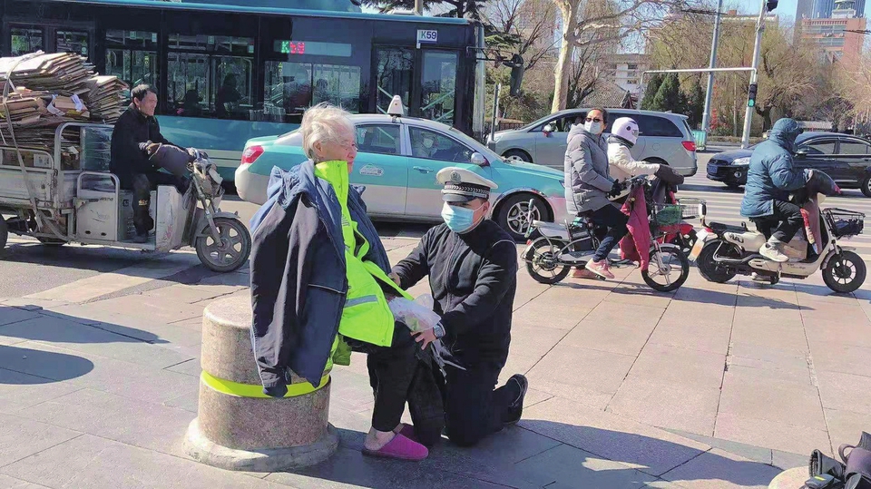 濟南交警脫下警服和棉襖 “跪地抱腿”為老人保暖