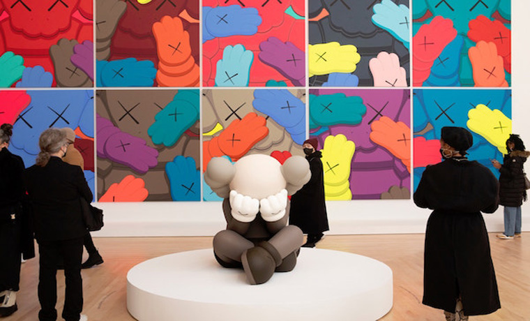 “變色龍”一般的KAWS：紐約呈現其回顧展