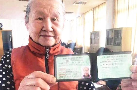 揚州奶奶77歲拿到駕照，放言要自駕游全國