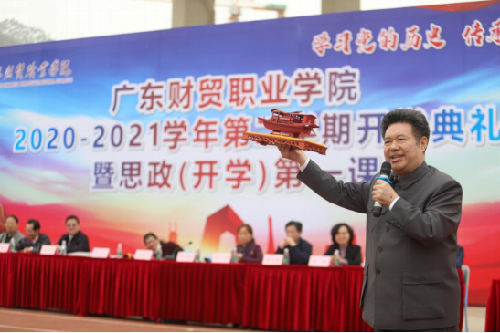 “熱血老兵”激情演講點燃5000學子學黨史