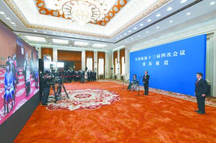 首場“委員通道”話國計民生： 從“柴米油鹽”到“星辰大海”