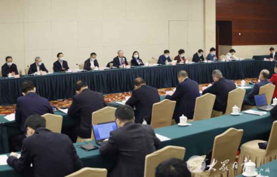 山東代表團舉行小組會議 認真學習習近平總書記重要講話 審議全國人大常委會工作報告