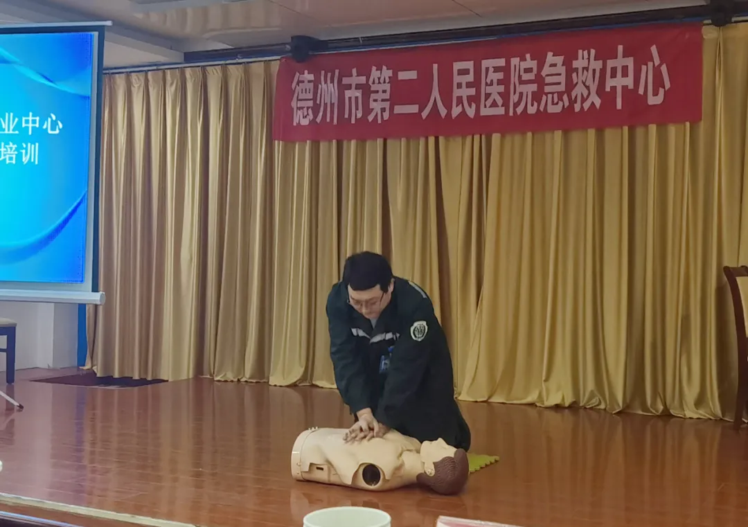 德州市第二人民醫院急診科到德州市政務服務中心開展急救培訓活動