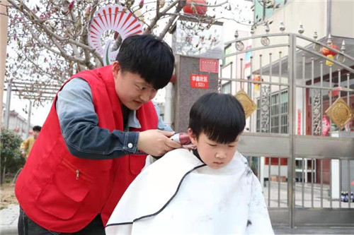 二月二理龍頭:志愿者進社區為街坊鄰居義務理發