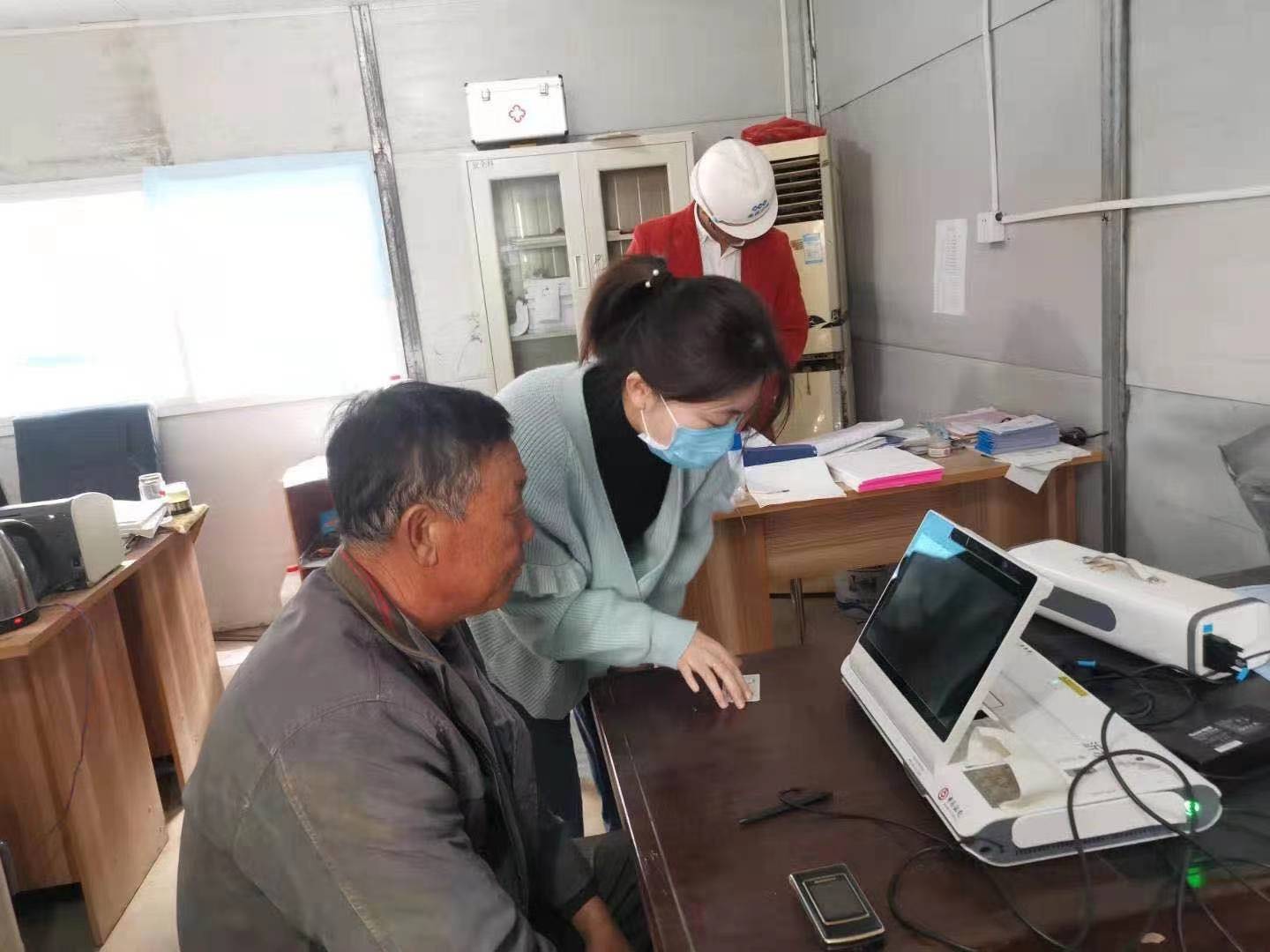 中國銀行臨沂沂水支行：農民工有序開卡送溫情