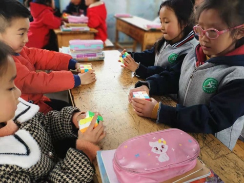 轉動小小魔方，培養探究興趣