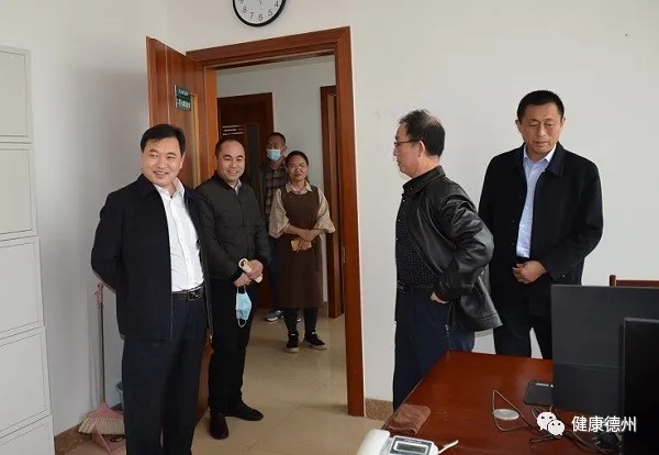 德州市衛生健康委黨組書記、主任常樹風到委機關創城工作專班現場察看指導并看望全體人員