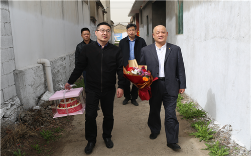 臺兒莊區軍人事務局情系老兵  生日送祝福