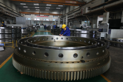 瓦軸集團出產超大噸位履帶吊用便攜拆裝式回轉支承軸承