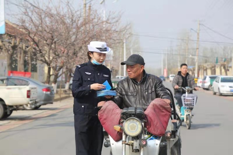 德州交警：交通安全宣傳進農村