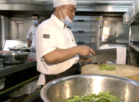 亞洲超級大盤花果園有家餐廳提供免費午餐,為環衛工人送去近3200份