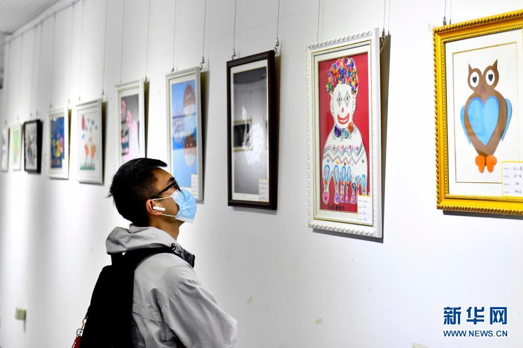 山東舉行“世界自閉癥日”兒童美術作品公益展 