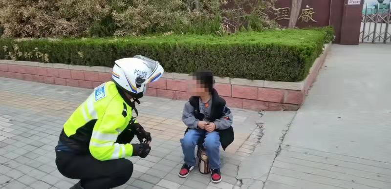 8歲男孩走失，德州交警及時救助找到家人