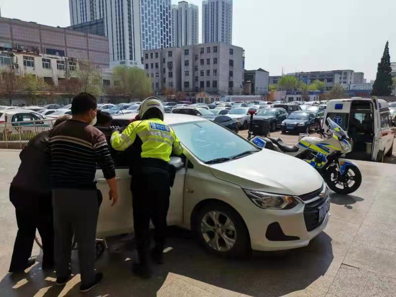 老人突發心臟病 德州交警火速護航送至德州市立醫院
