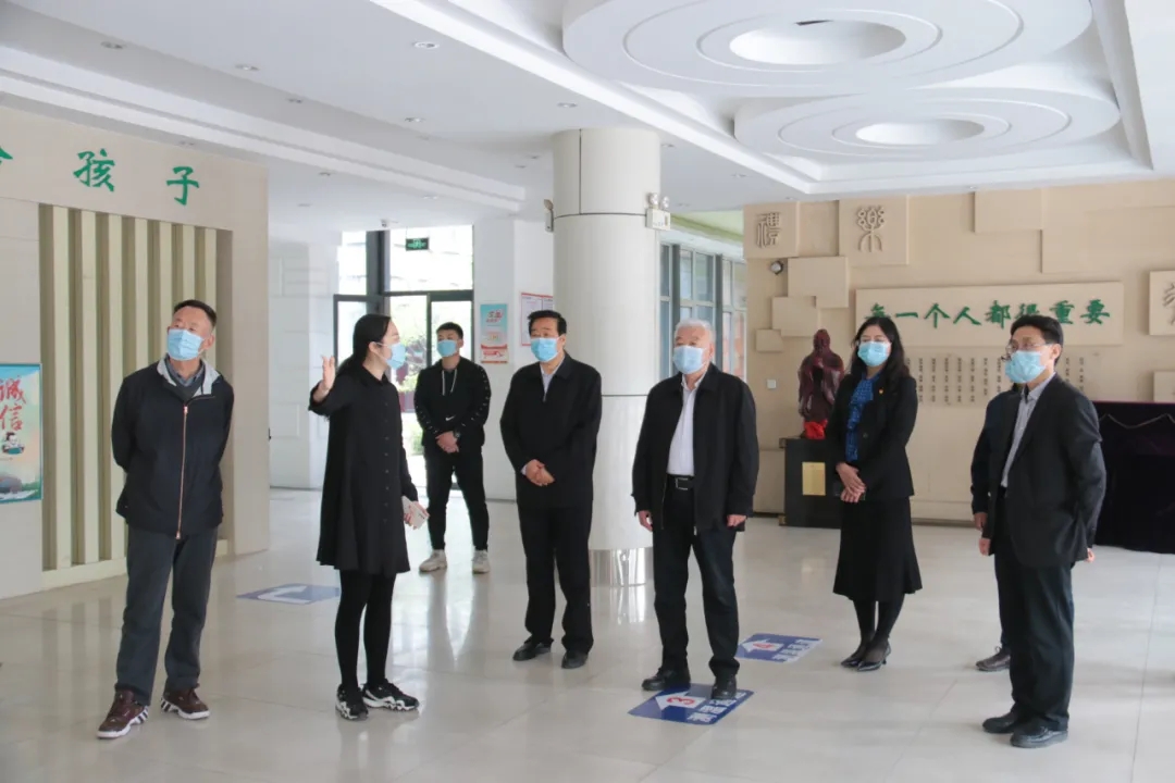 山東省關工委常務副主任張海泉一行前來德州學院附屬小學調研指導