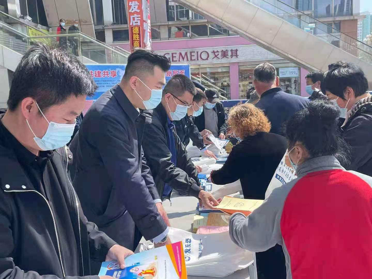 煙臺開發區人社局開展上街普法宣傳活動