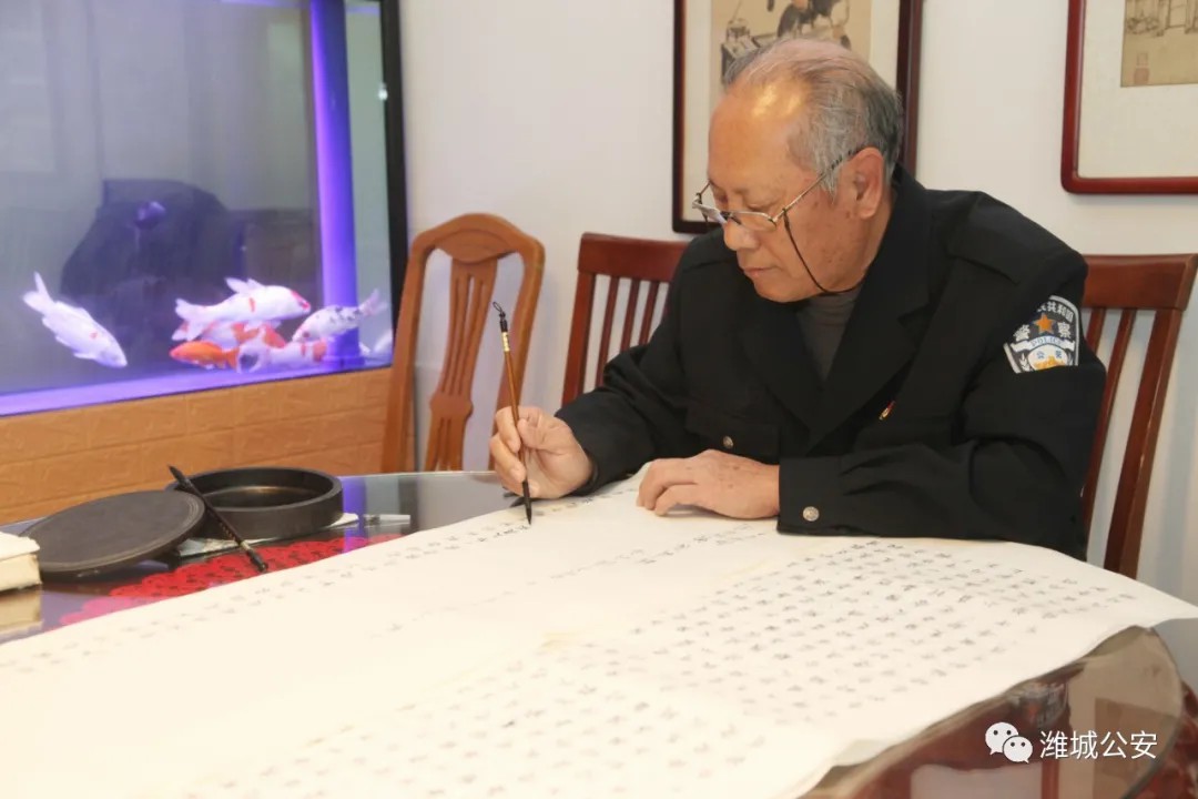 75歲老民警郭永慶，一筆一劃學《黨章》