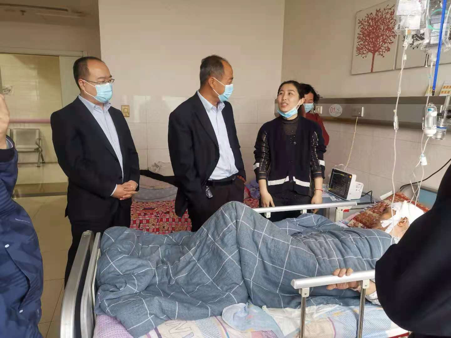 農發行臨邑縣支行慰問生病老黨員傳遞組織溫情