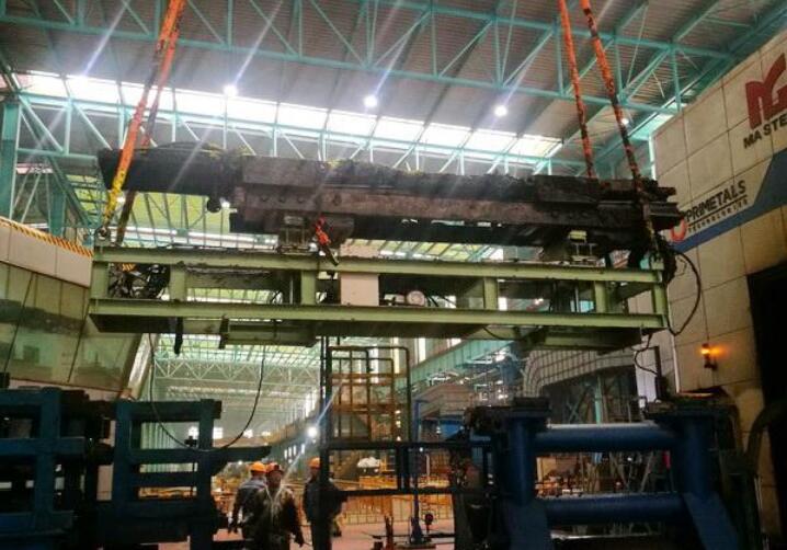 中冶寶鋼研發的軋機階梯板拆裝智能工裝投用