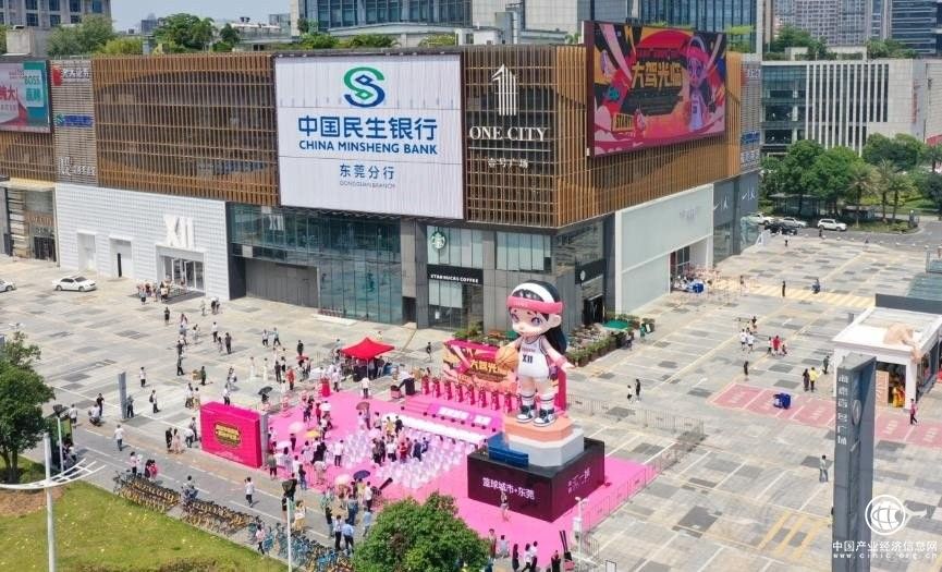 刷新中國原創潮玩IP紀錄！超大體LAURA雕塑登陸東莞海德·匯一城