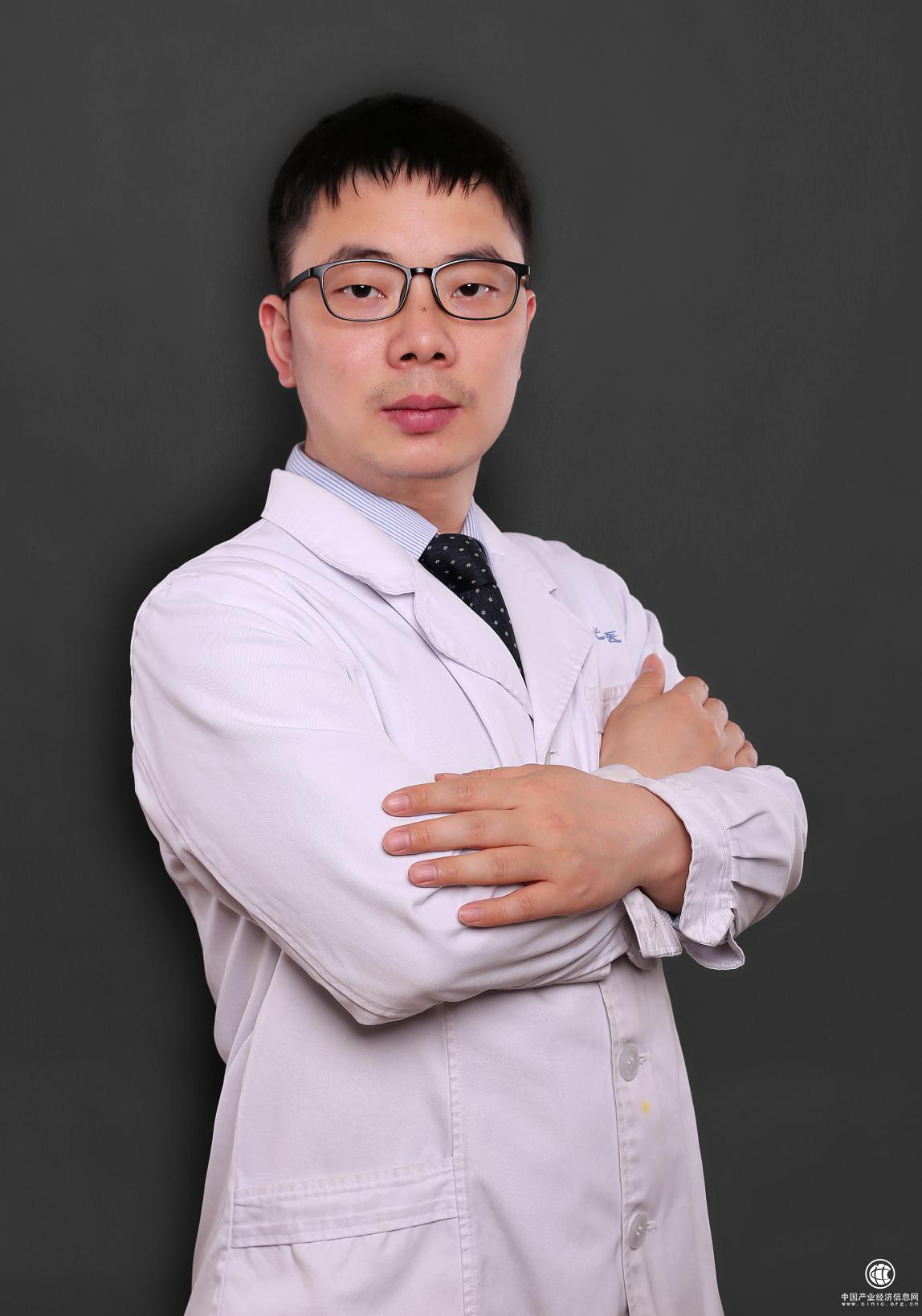 鄧軍醫生專訪：以東曦之名，為近視兒童還原七彩芬芳