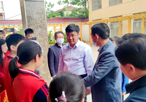 王立軍到相關機構看望慰問殘疾兒童及一線殘疾人工作者