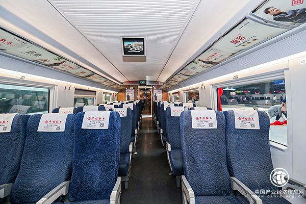 列車上的小桌板、頭片、行李架、車廂廣告等都融入了中信紅木的品牌形象