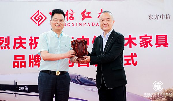 中信紅木董事長李忠信、華鐵傳媒集團副總裁杜勁松互贈紀念禮物