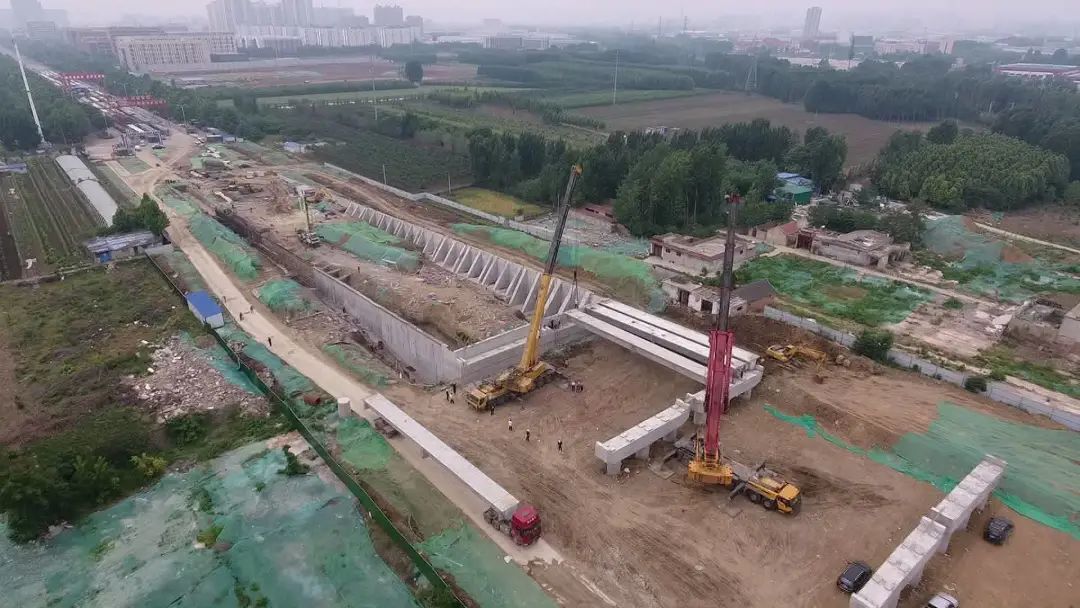 海川路北跨立交橋項目：首片預制箱梁架設為項目按下“快進鍵”