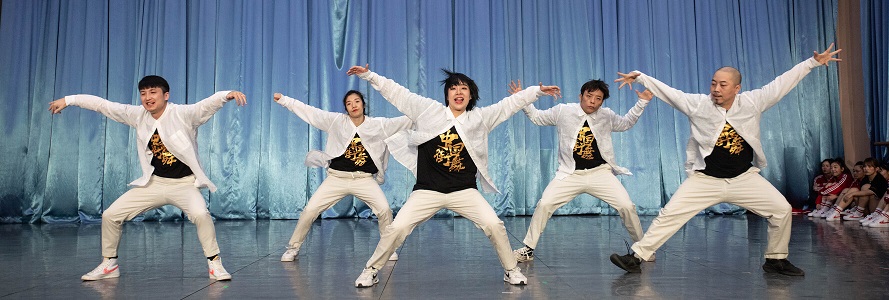 年輕人用街舞也能表現黨史故事