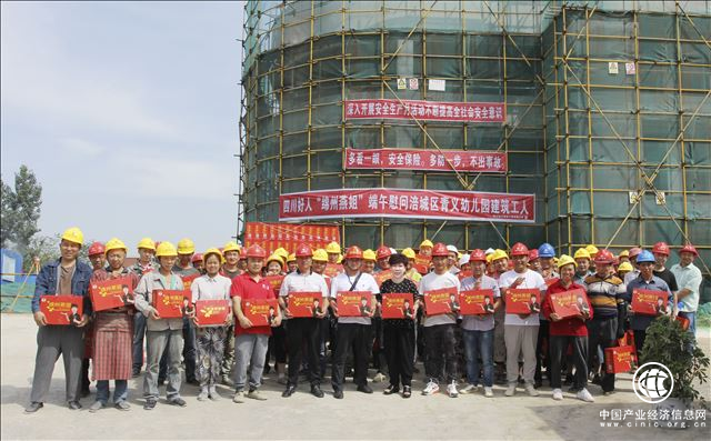 端午節前夕，四川好人“綿州燕姐”看望慰問千名農民工人