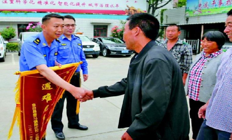 濟寧城管執法隊員勇救落水群眾事件被通報表揚