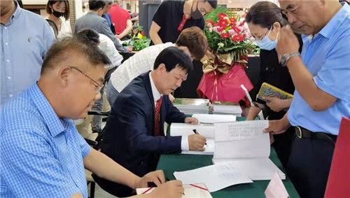 《唱支山歌》畫冊首發式暨慈善義賣在青島新華書店(書城)舉行