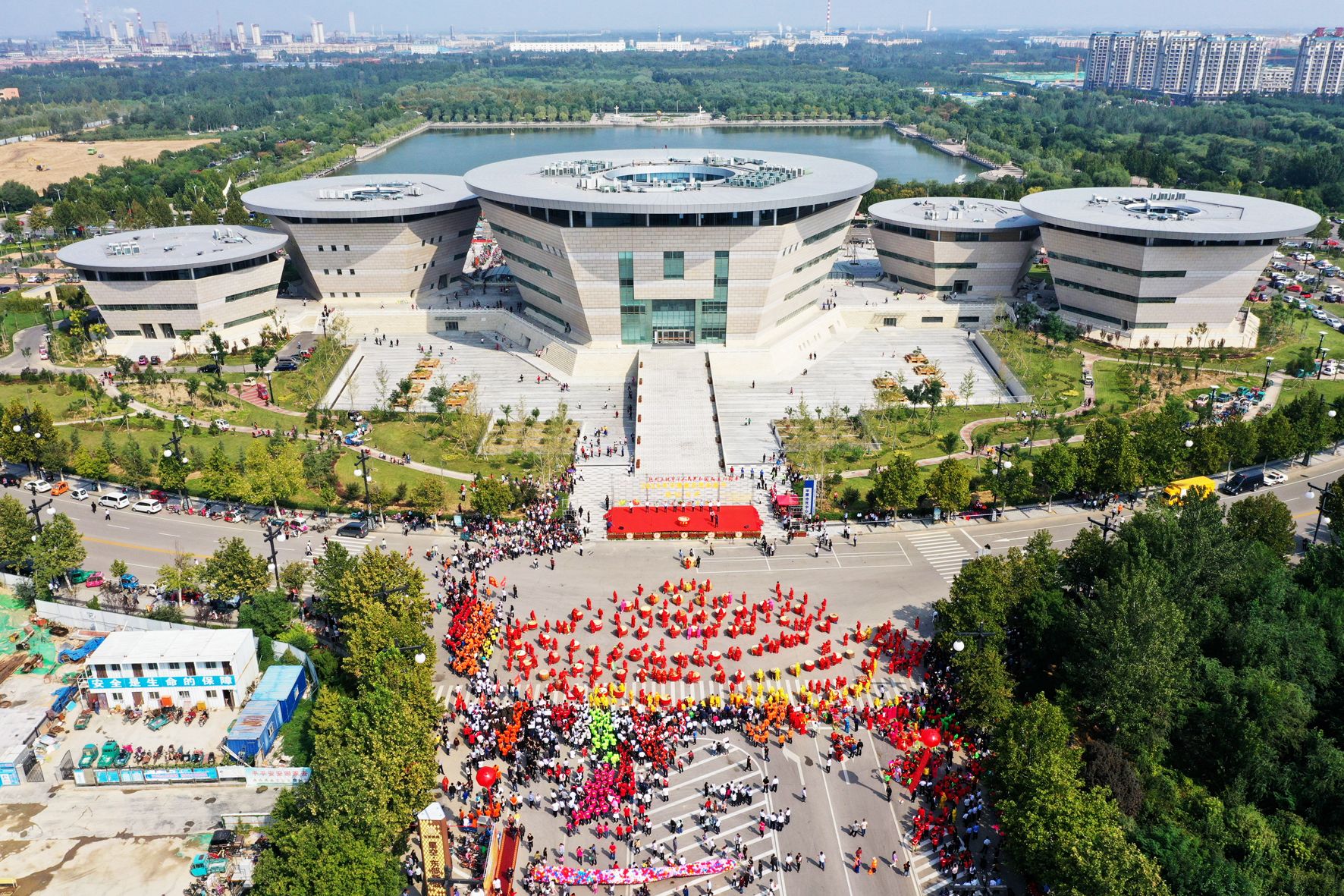 人民至上的平原畫卷