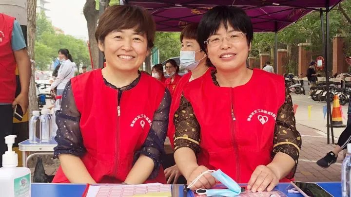 德州二中老師考場外做志愿者 言傳身教希望學生有服務精神