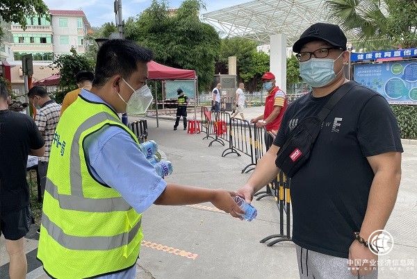 中建一局三公司員工助力深圳大鵬新區土洋社區核酸檢測工作
