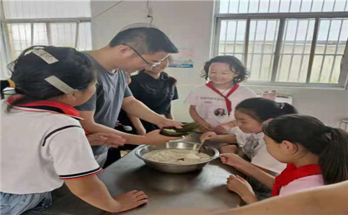 城頭鎮德洪莊小學開展“情暖端午 師生共度佳節”民俗課