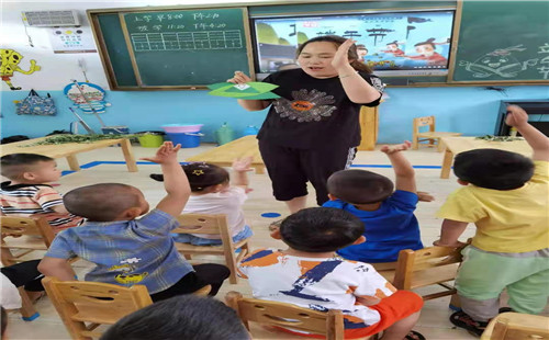 ? ? ? ? ?薛城區臨城實驗小學幼兒園舉行“濃情端午，浸潤童心”主題活動