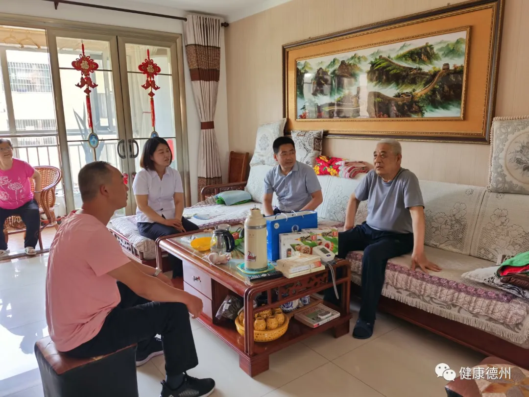 德州市衛生健康委開展端午社區慰問老黨員志愿服務活動