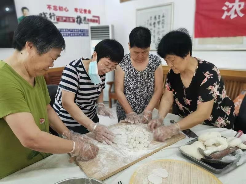 阜橋街道新劉莊社區：濃濃端午節 敬老餃子宴