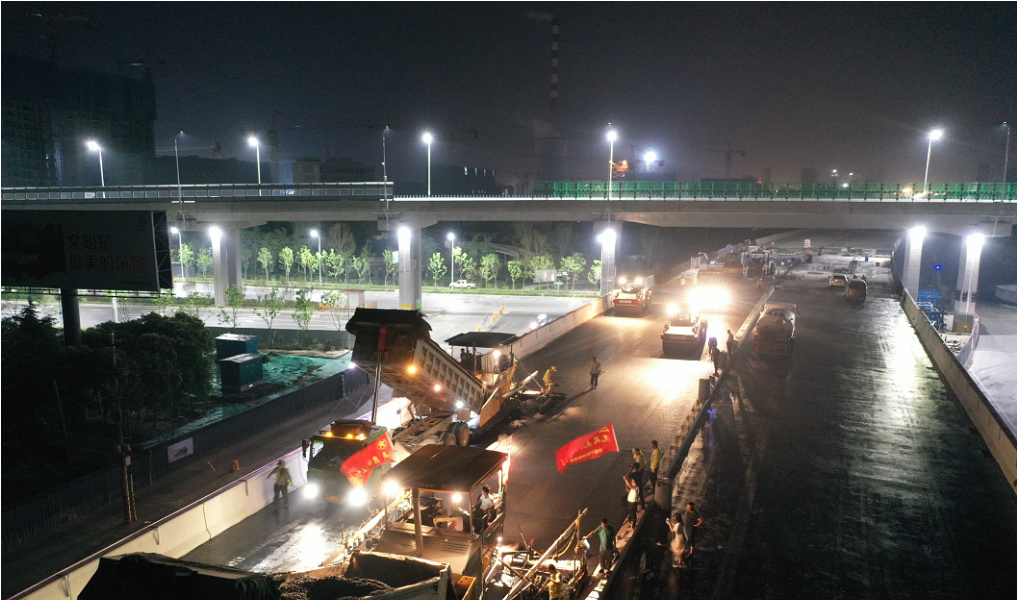 最新進展！崇文大道跨寧安大道項目瀝青路面開始攤鋪