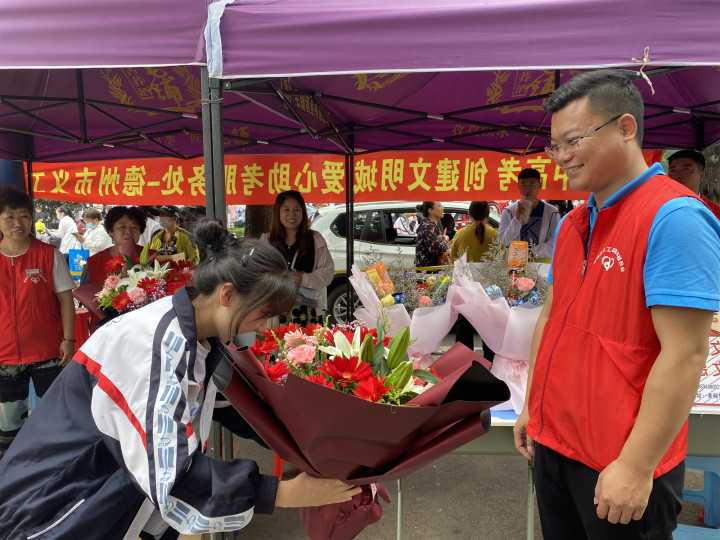 中考落幕，德州考生鞠躬致謝默默付出的志愿者