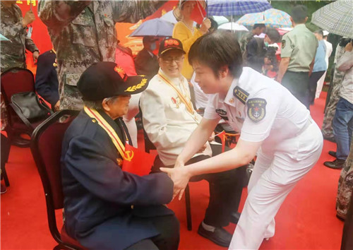 青島第十干休所組織頒發“光榮在黨50年”紀念章