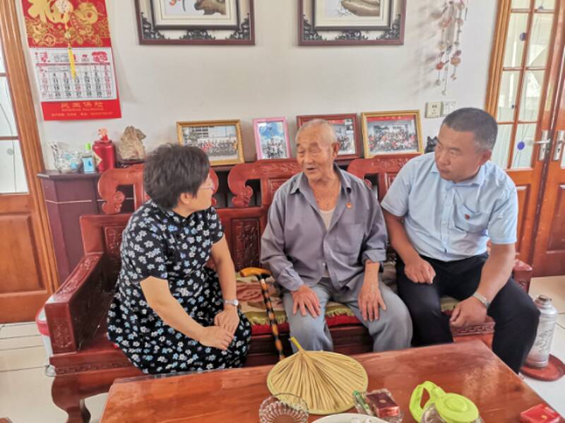 濟寧曲阜愛心人士走訪慰問尼山鎮老黨員